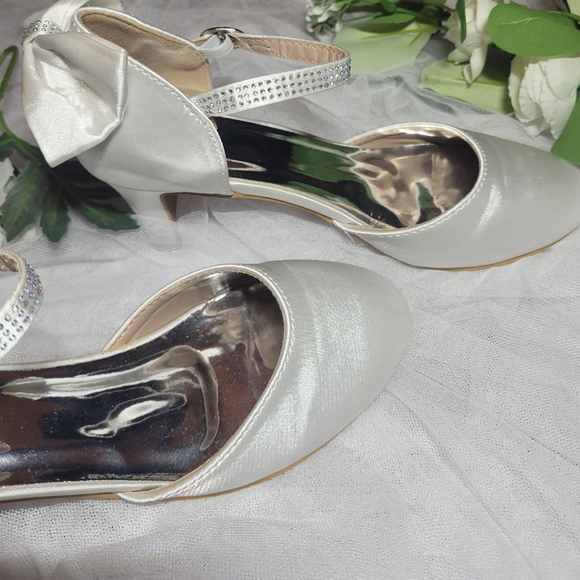 2/$30 BADGLEY & MISCHKA KIDS SHOES SIZE 4 Worn once... - Picture 10 of 15